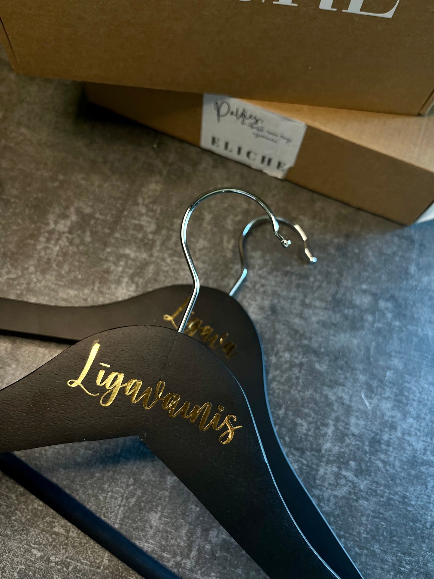 Personalizēts apģērba pakaramais melnā krāsā