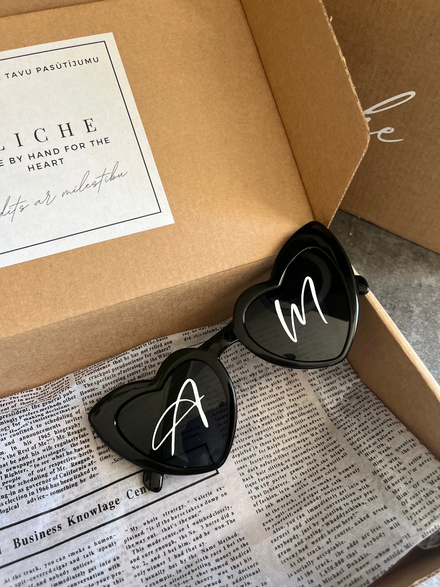 Personalizētas melnas ballīšu brilles