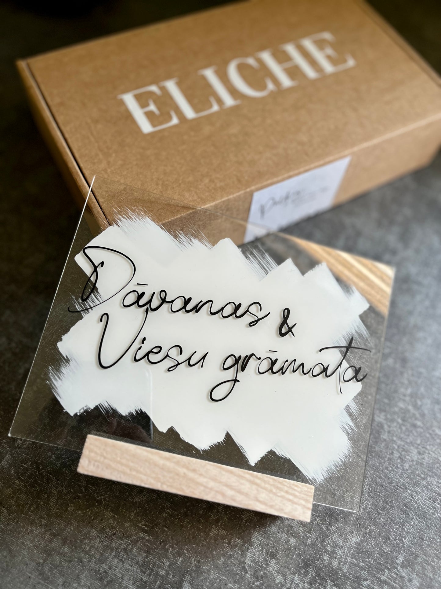 Norāde kāzu dāvanu galdam un viesu grāmatai.