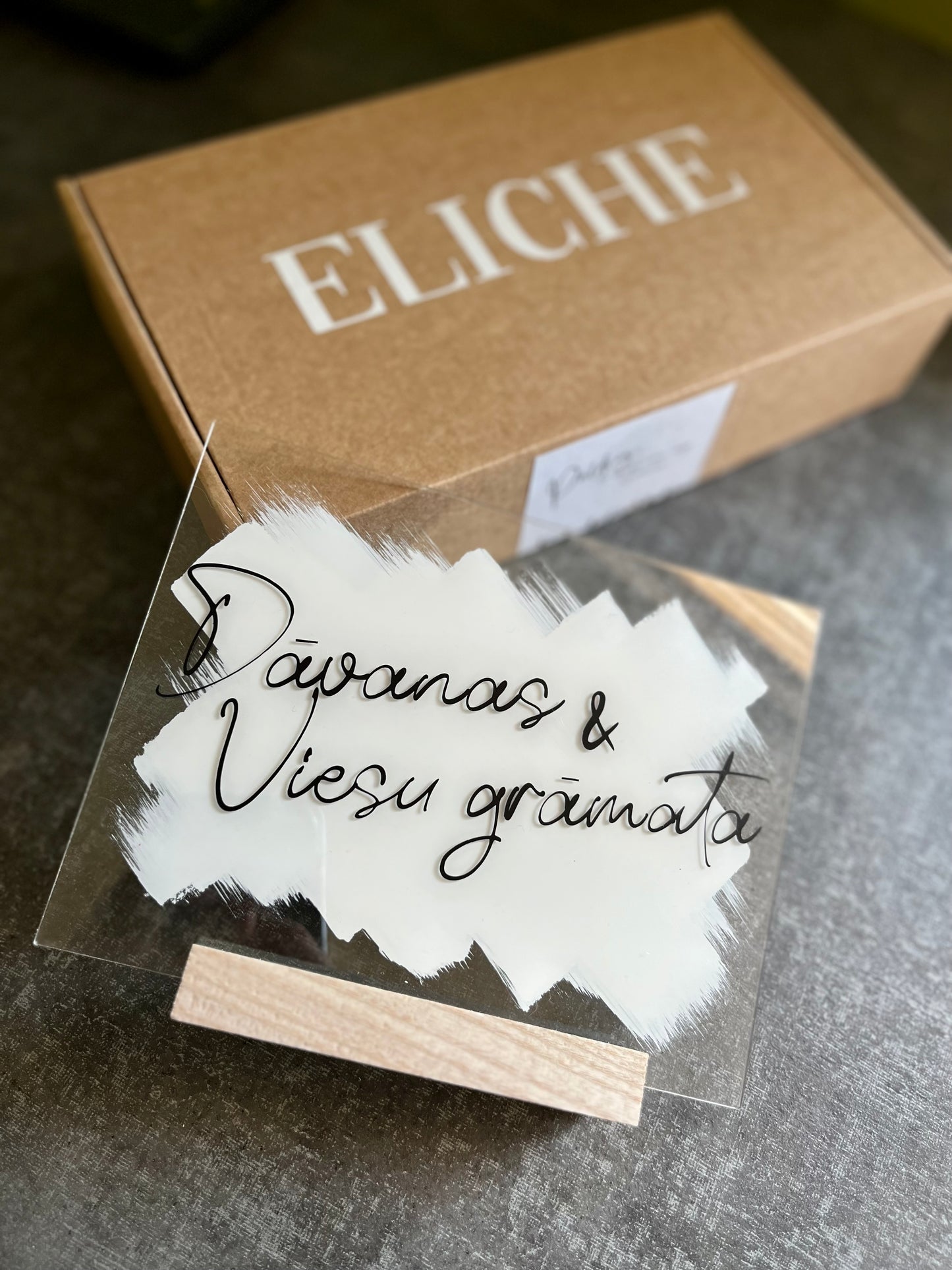 Norāde kāzu dāvanu galdam un viesu grāmatai.