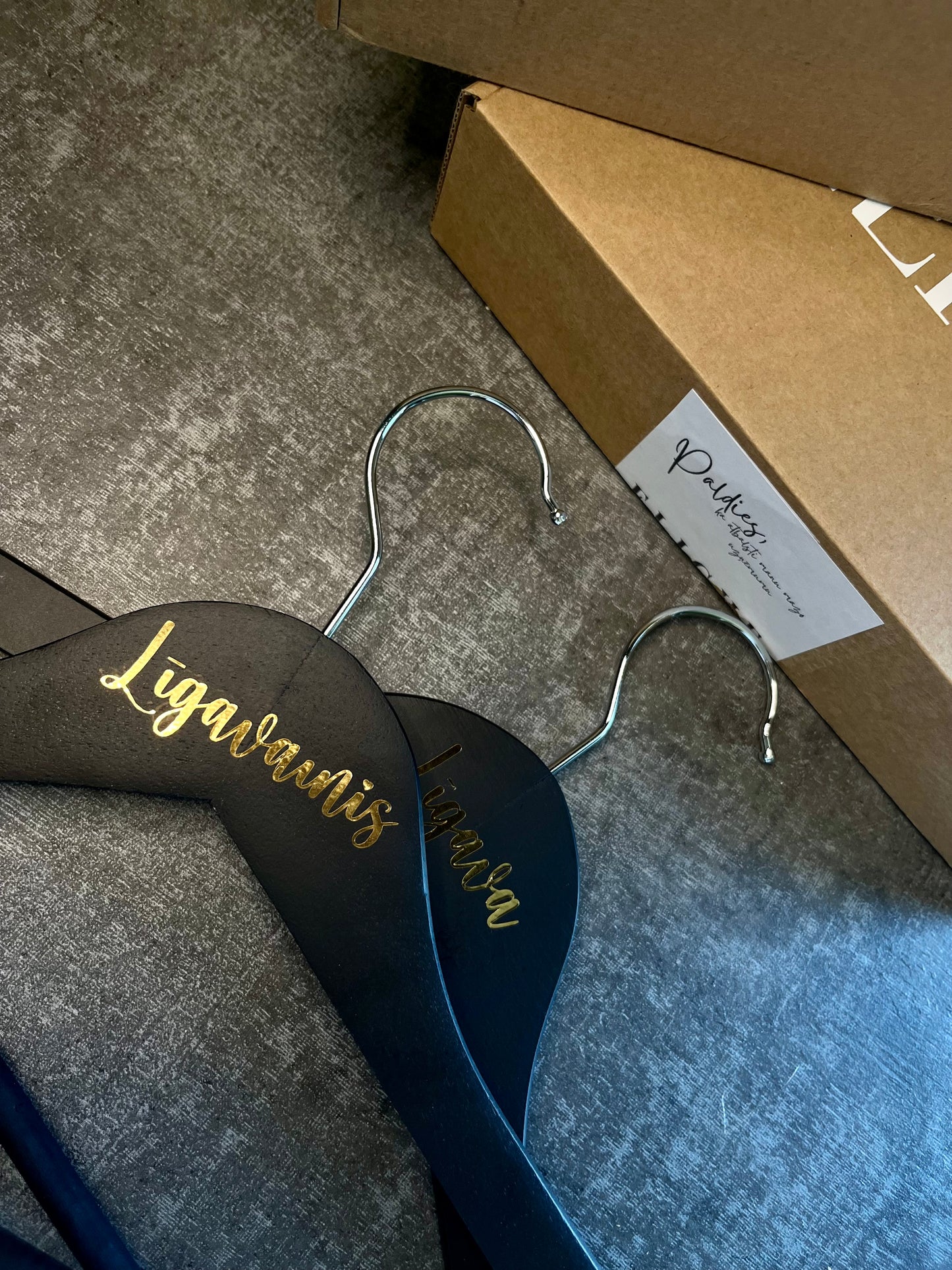 Personalizēts apģērba pakaramais melnā krāsā
