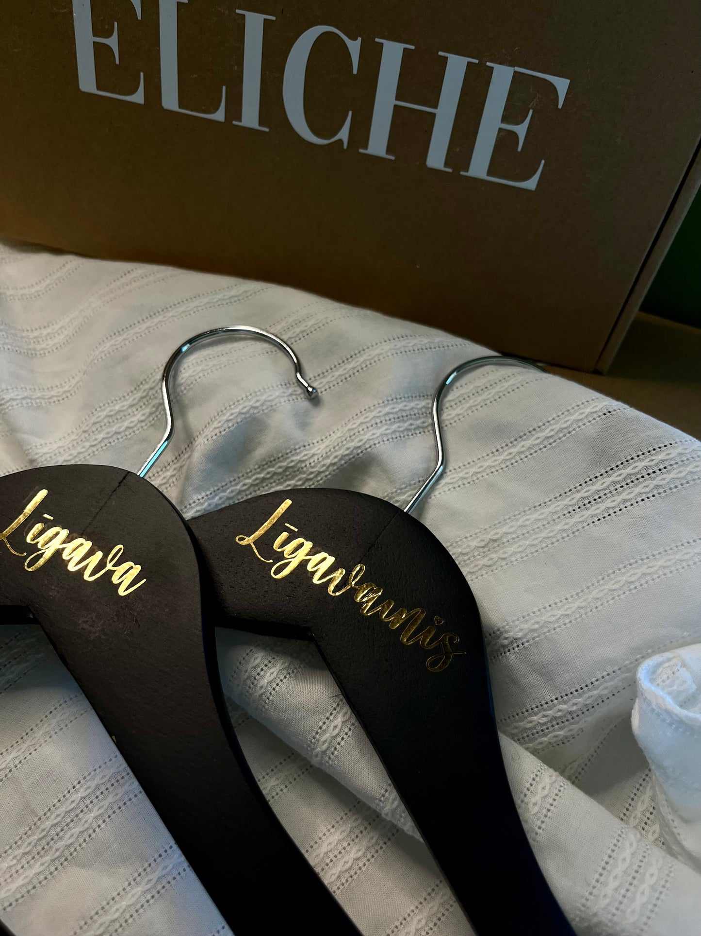 Personalizēts apģērba pakaramais melnā krāsā