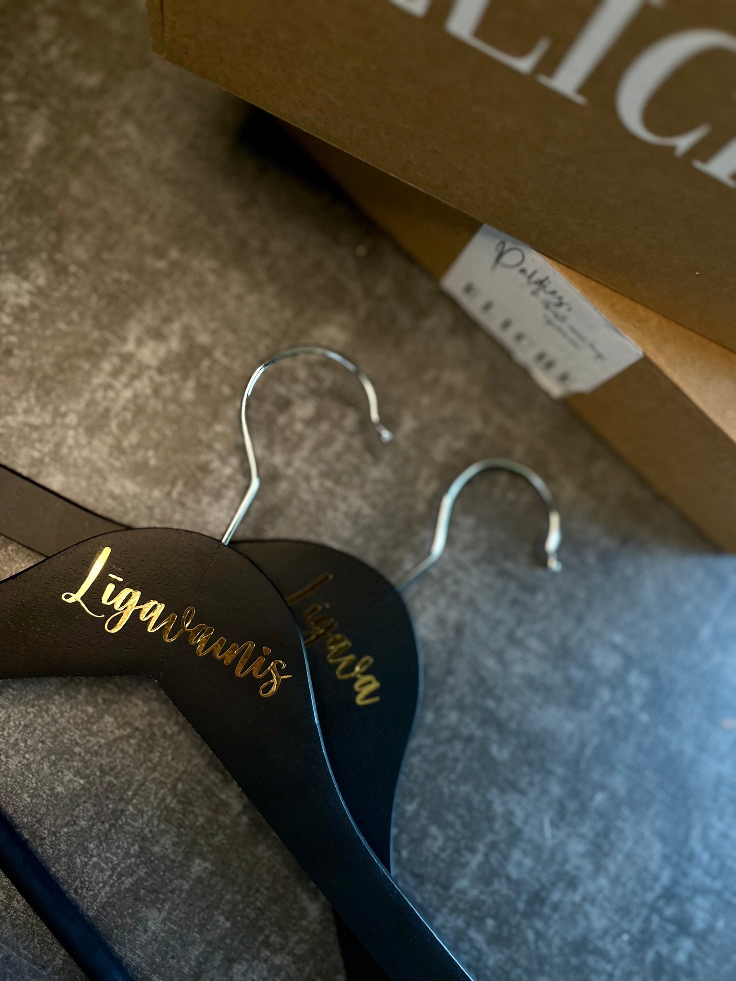 Personalizēts apģērba pakaramais melnā krāsā