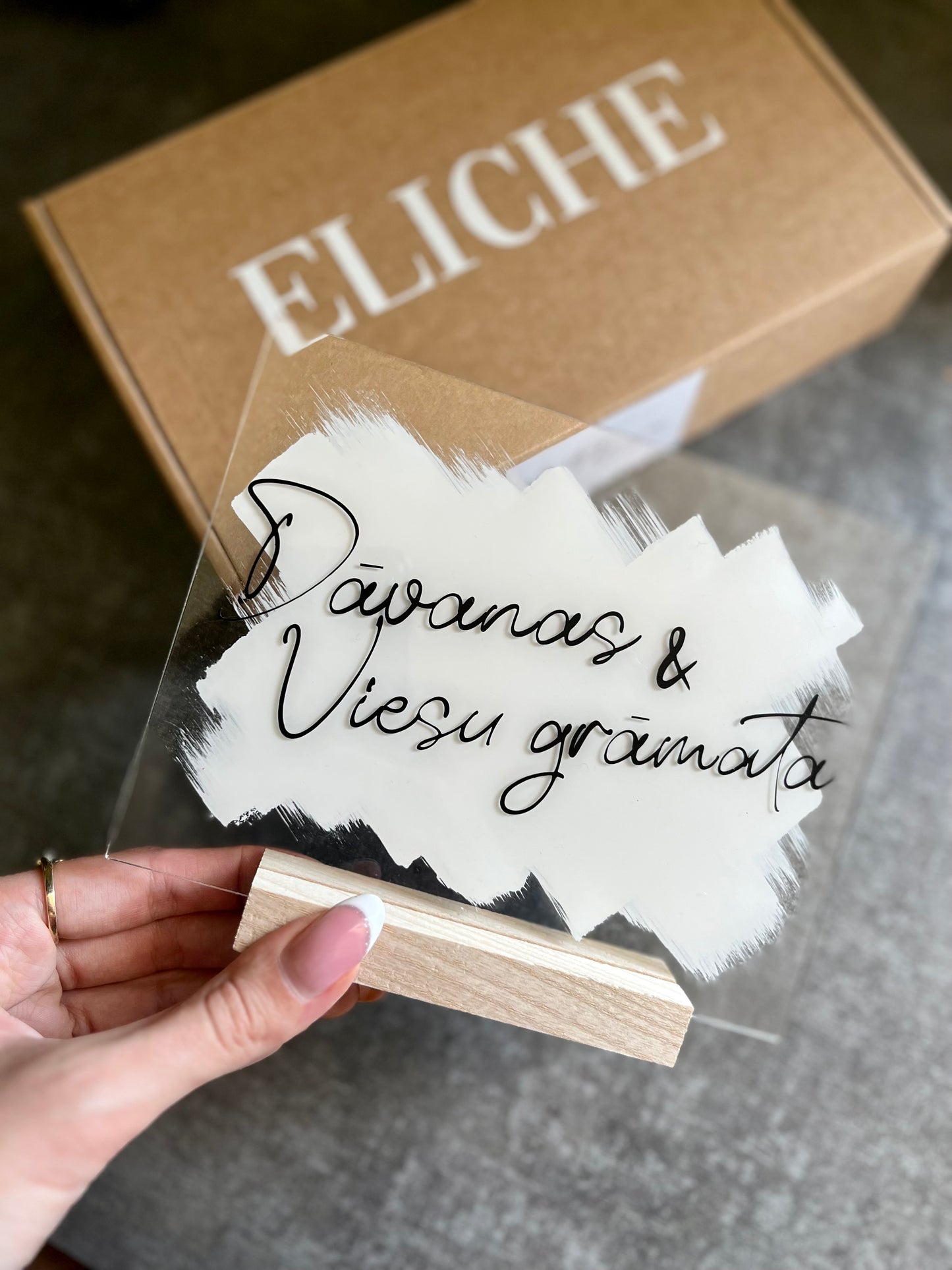 Norāde kāzu dāvanu galdam un viesu grāmatai.