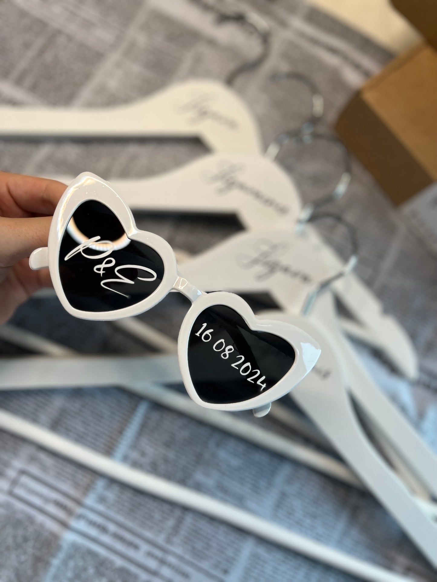 Personalizētas baltas ballīšu brilles