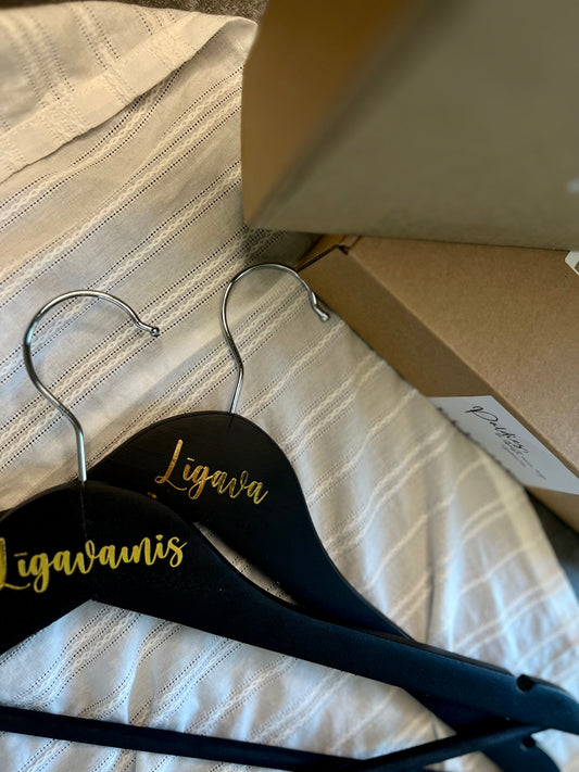 Personalizēts apģērba pakaramais melnā krāsā