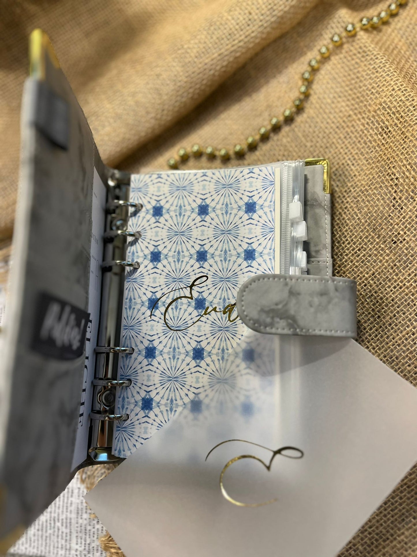 Pelēks marmora personalizēts finanšu planotājs