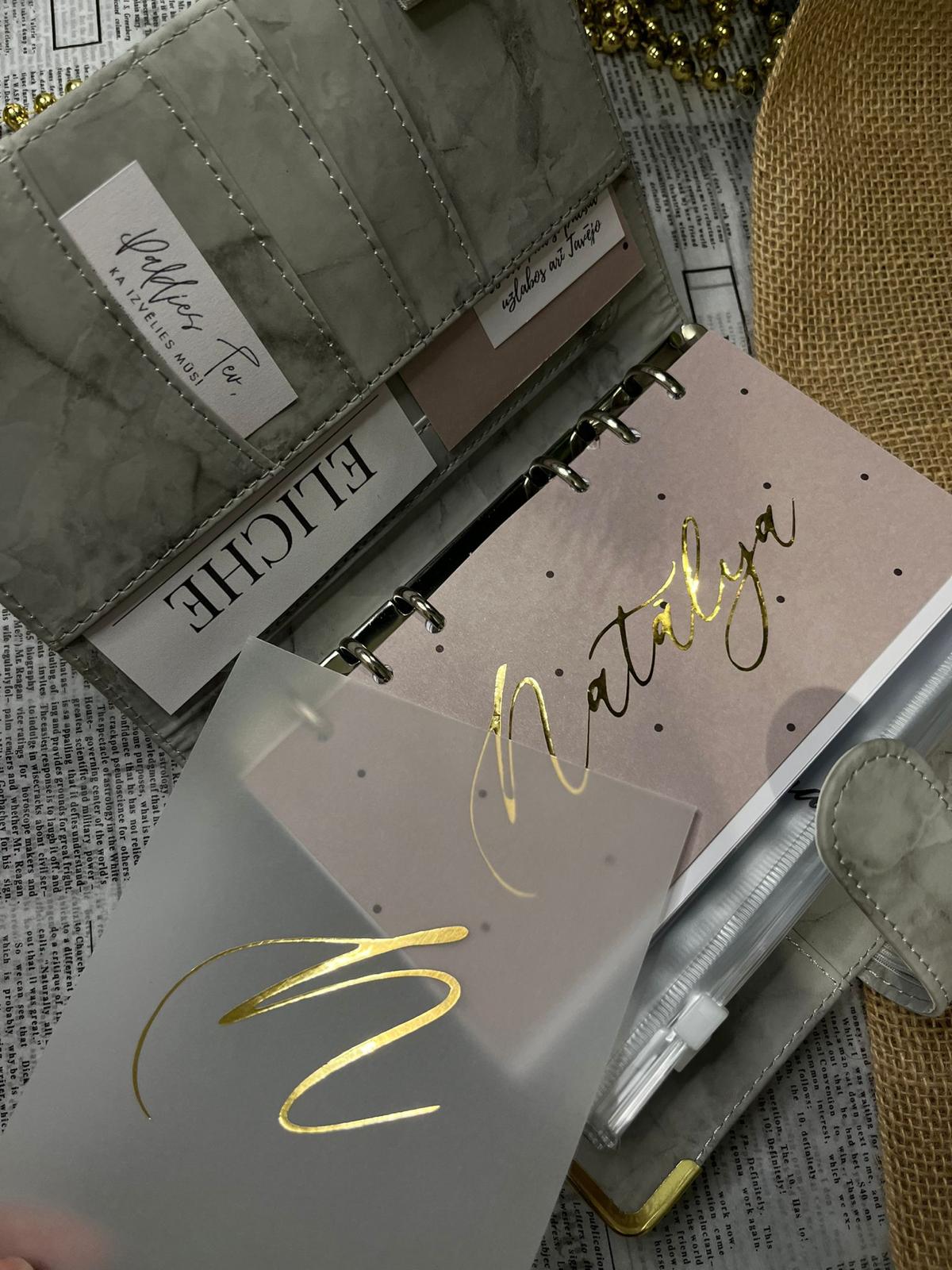 Pelēks marmora personalizēts finanšu planotājs