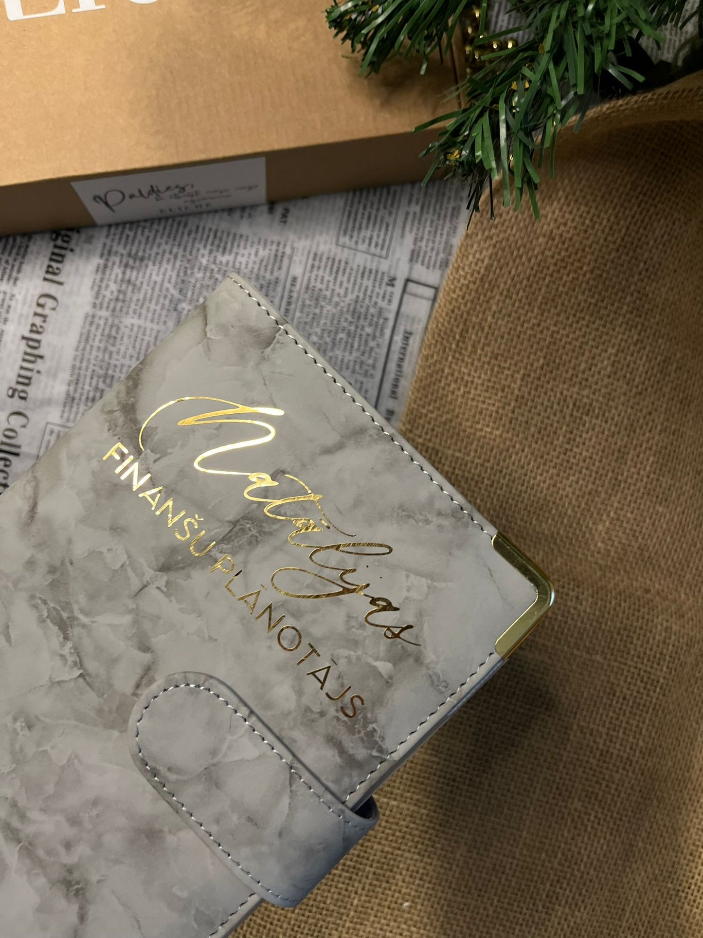 Pelēks marmora personalizēts finanšu planotājs